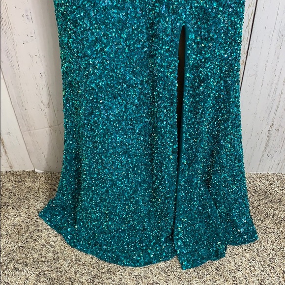NWT Aiden Mattox Sequin V-Neck Evening Gown - Picture 6 of 15